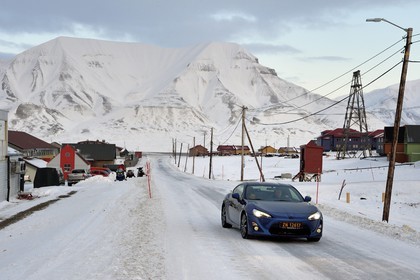 Norvège, Svalbard, Spitzberg, Longyearbyen, voiture de sport sur un reseau routier de moins de 46 km