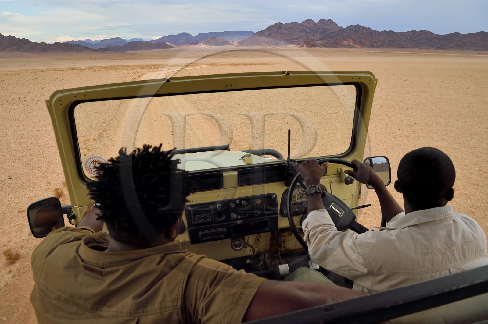 Namibie, région de Hardap, désert du Namib à l'Est du parc national Namib Naukluft vers Sossusvlei, chaine de montagnes de Zaris