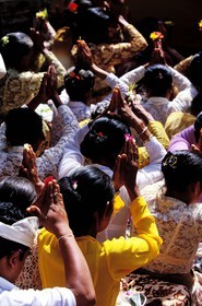 Indonésie, île de Bali, Ouest de Bali, village de Bela Tungan, Prières au Dieu du Pura (temple) Dalem