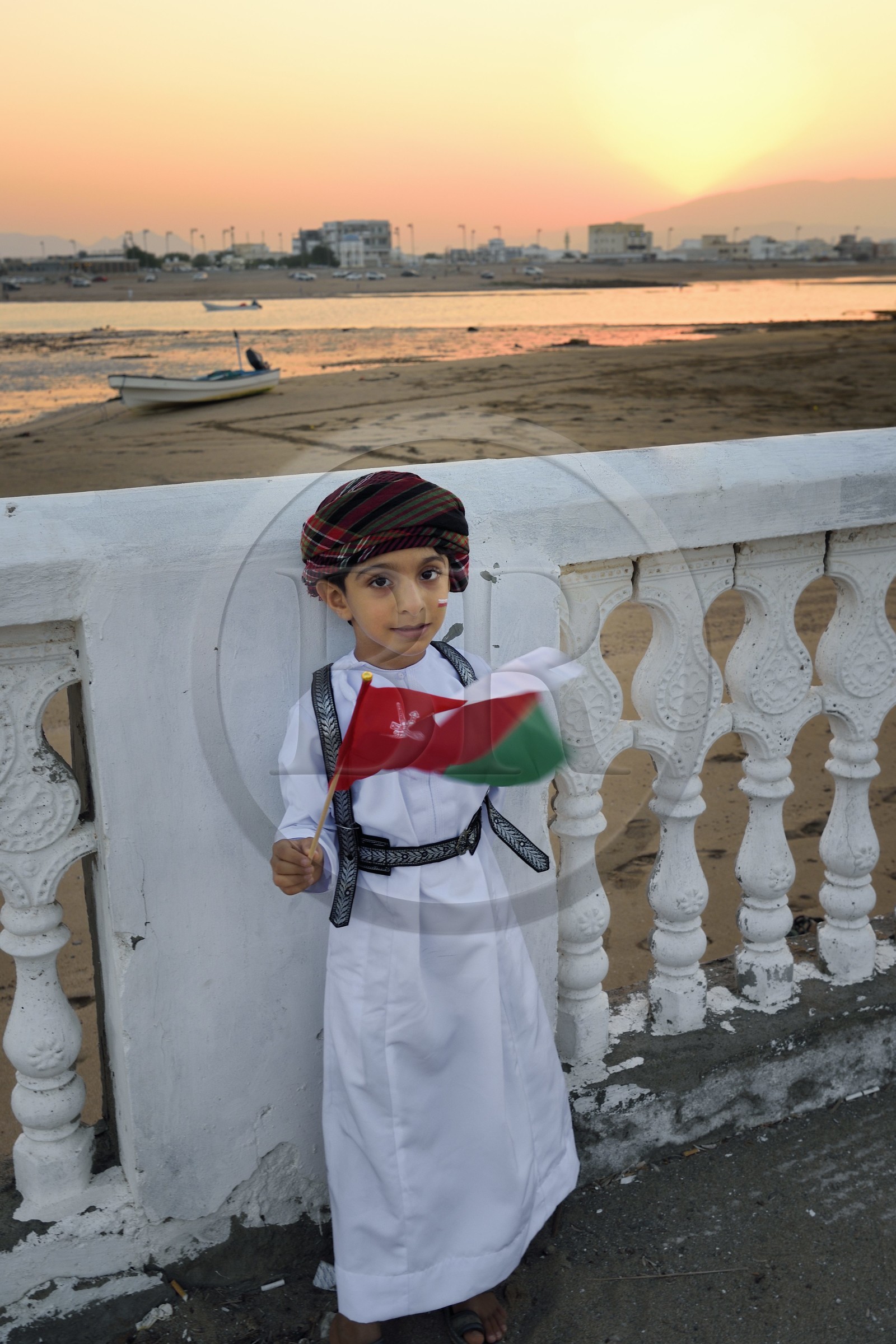 Sultanat d'Oman, gouvernorat de Ash Sharqiyah du Sud, ville et port de Sour, le vieux quartier de pêcheurs de Al Ayjah, Jassin, jeune omanais en habit traditionnel à l'occasion de la fête nationale du 18 novembre