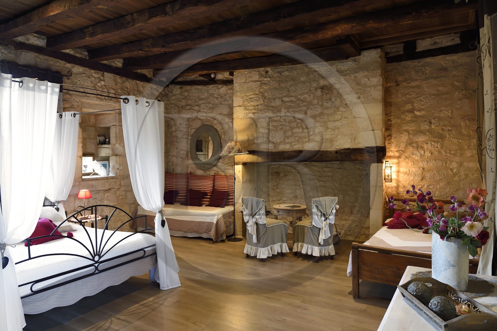 France, Dordogne (24), Périgord Noir, vallée de la Vézère, Valojoulx, gite La Licorne, chambre à coucher