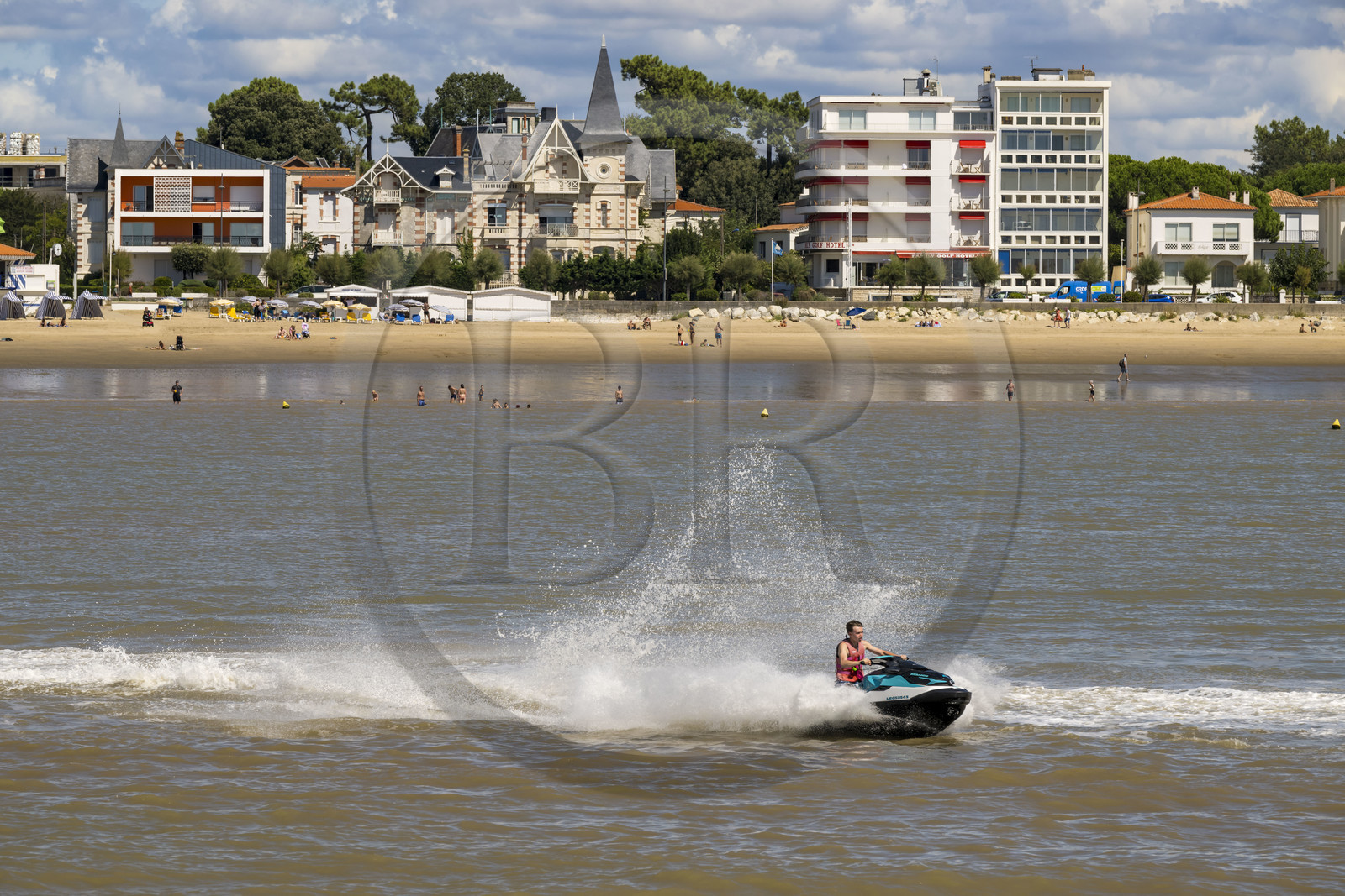 France, Charente-Maritime (17), Royan, front de mer et plage de la Grande-Conche avec le petit immeuble (en orange) La Perrinière des annnées 50 conçu par les architectes M. Barnier et J. Daugrois