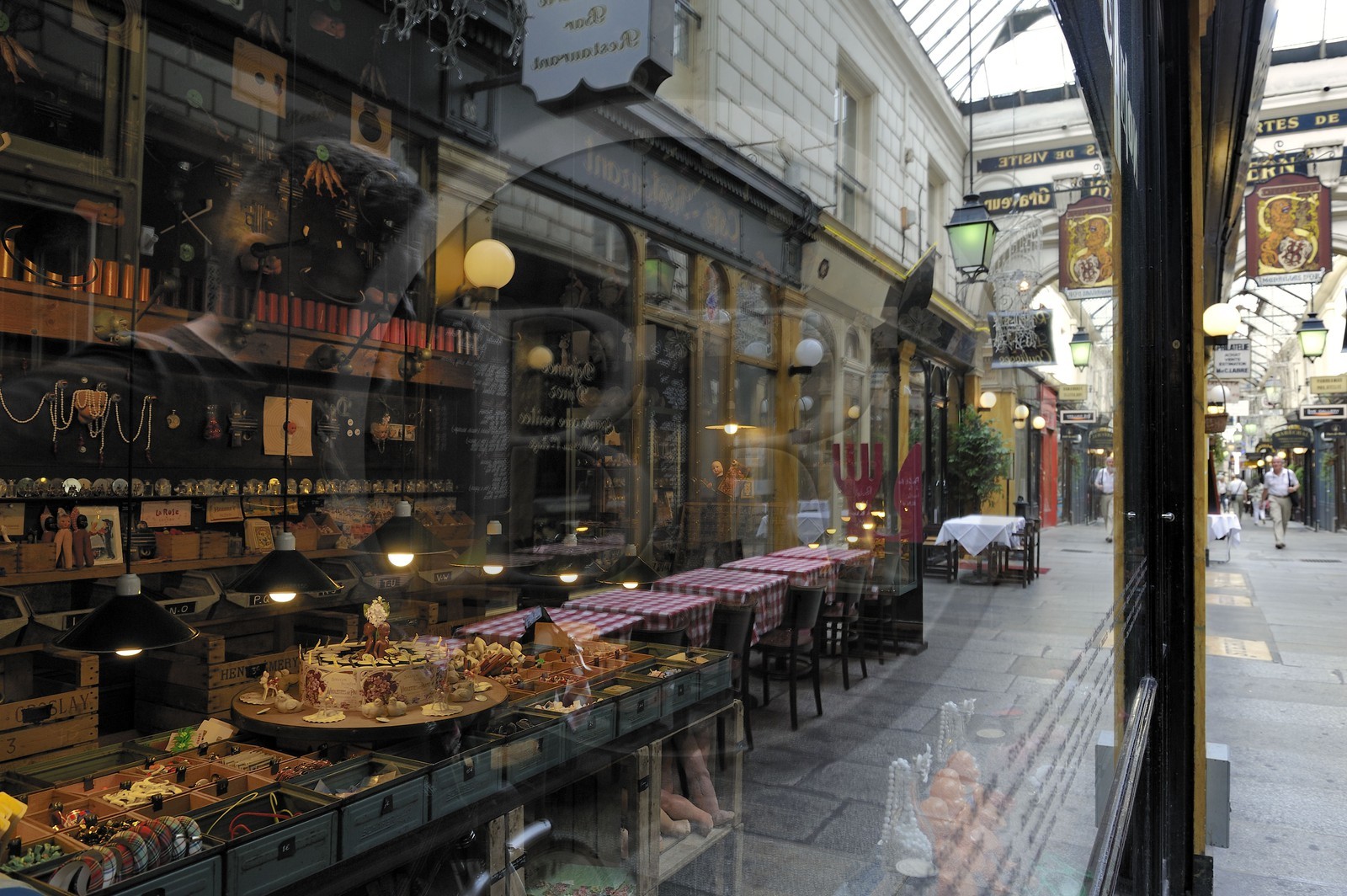 France, Paris (75), Passage des Panoramas, vitrine de la boutique Tombées de Camion