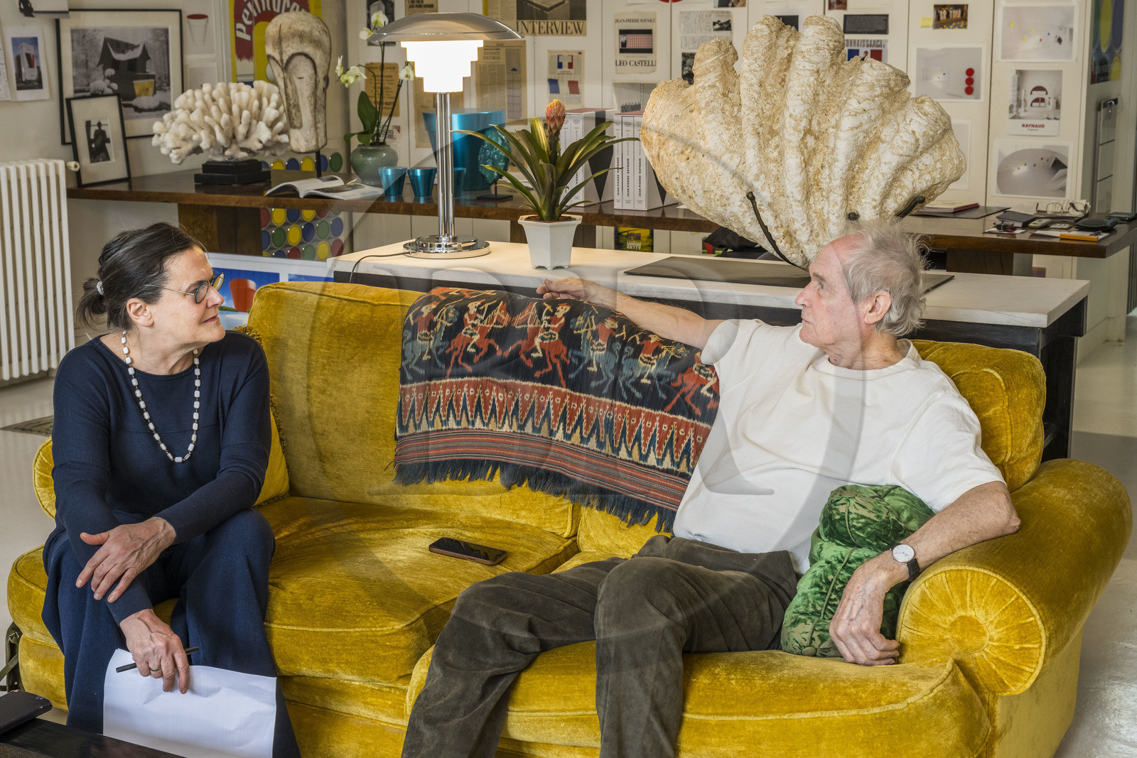 France, Paris (75), l'artiste plasticien Jean-Pierre Raynaud dans son appartement atelier