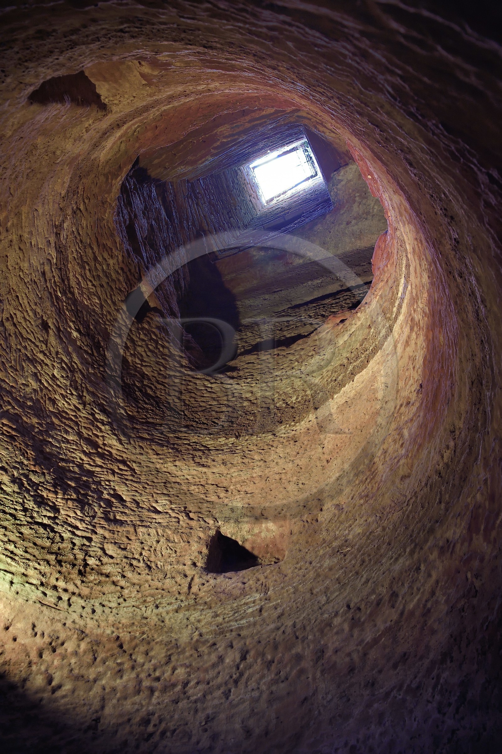 France, Bas-Rhin (67), Parc naturel régional des Vosges du Nord, Lembach, chateau de Fleckenstein, le puit qui servait aussi de monte charge