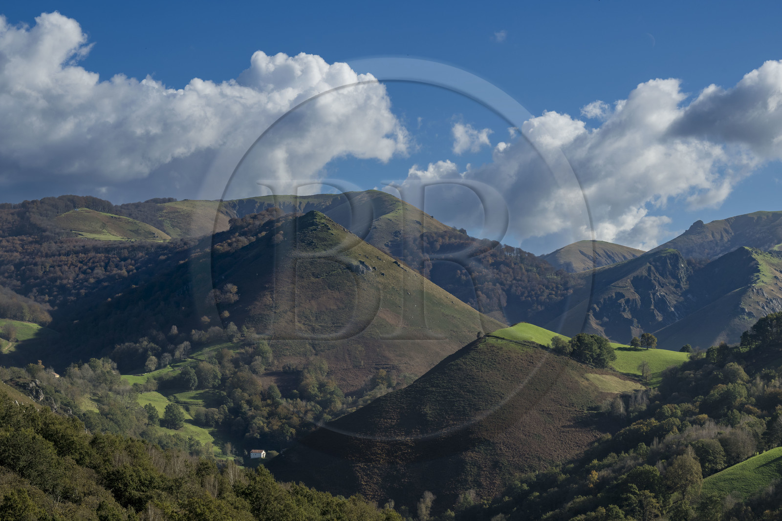 France, Pyrénées-Atlantiques (64), Pays-Basque, vallée des Aldudes, Urepel, le Kintoa (le pays Quint) au sud de la vallée à cheval de la frontière espagnole
