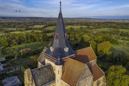 France, Calvados (14), Pays d'Auge, Beaumont-en-Auge, l'église Saint-Sauveur, le clocher couvert d'ardoise est typique du pays d'Auge (vue aérienne)