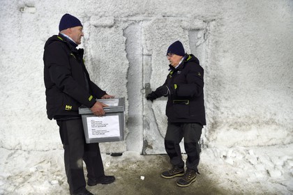 Norvège, Svalbard, Spitzberg, Longyearbyen, la Réserve mondiale de semences du Svalbard (banque de graines du Global Seed Vault), antichambre des 3 zones de stockage creusée dans la roche et à une température constante de -4°C fournie par le permafrost, porte d'accès à la salle de stockage maintenue artificiellement à -18°C