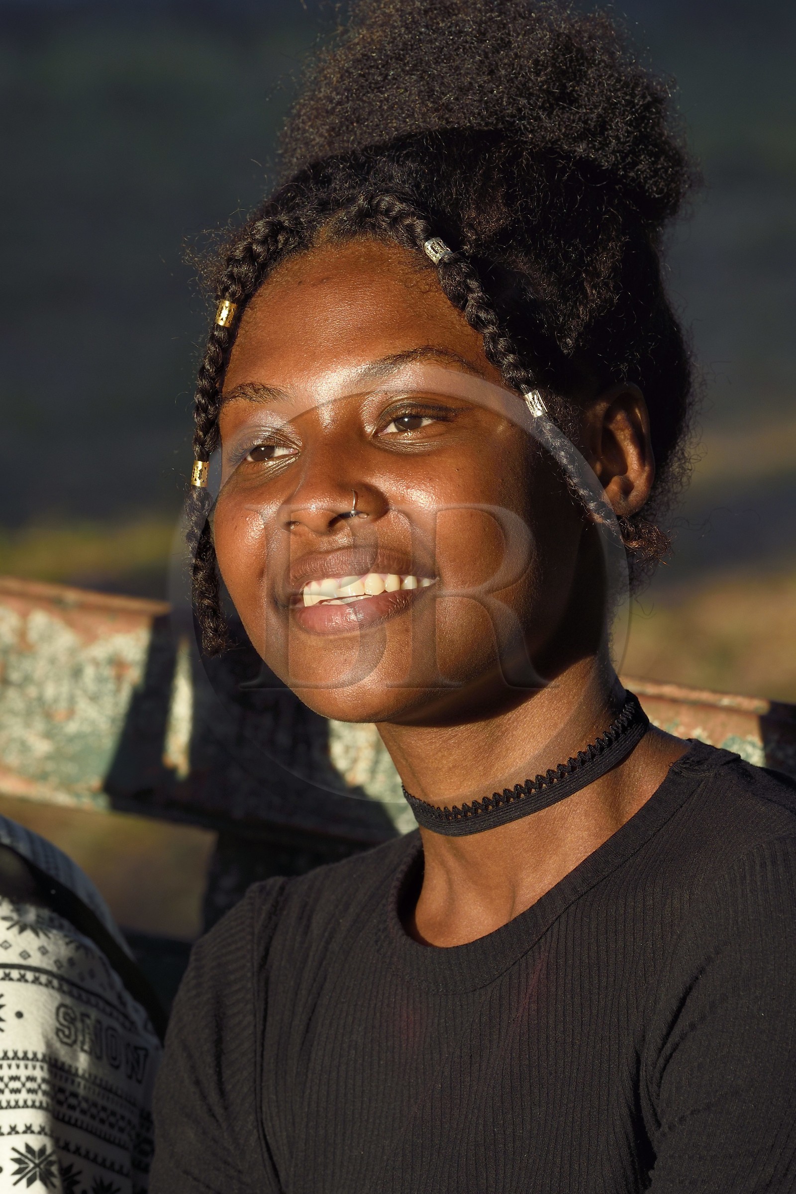 France, Ile de Mayotte, Petite-Terre, Dzaoudzi, adolescents en discussion