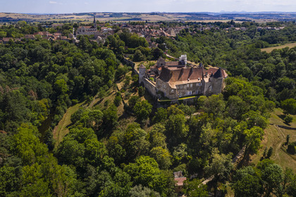 France, Allier (03), ancienne province du Bourbonnais, Chantelle, abbaye bénédictine Saint-Vincent et ancienne place forte appartenant à la famille de Bourbon, chemin de Saint-Jacques de Compostelle (vue aérienne)