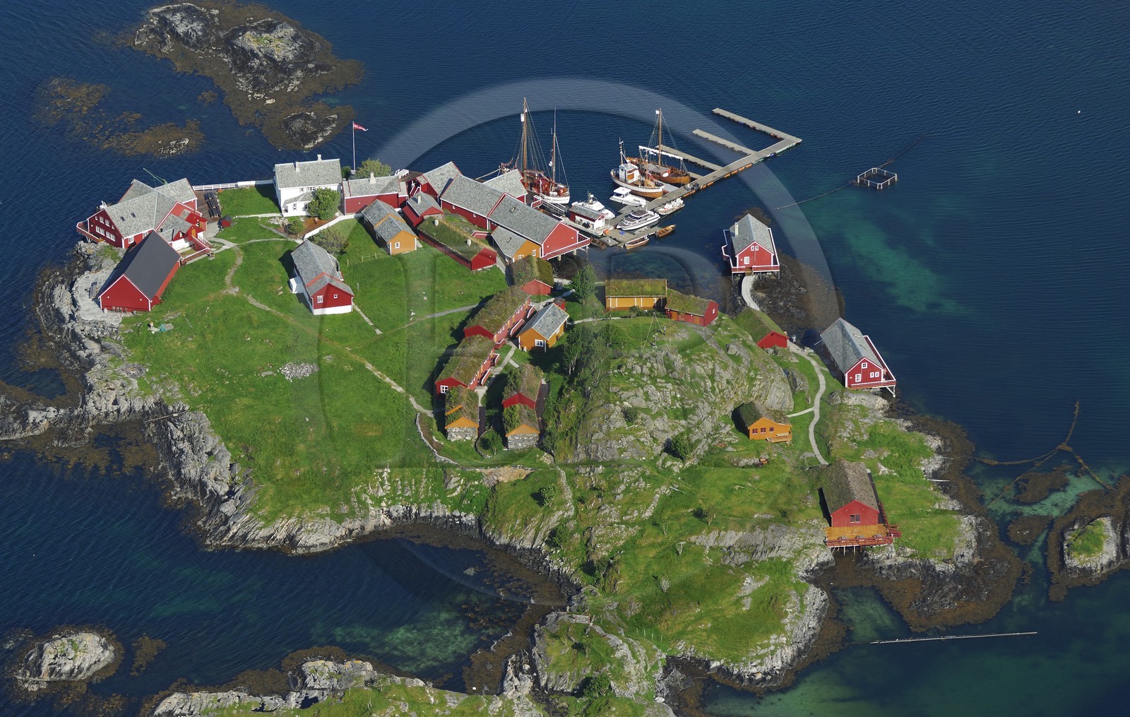 Norvège, More Og Romsdal, Ile de pêcheurs au sud de Kristiansund (vue aérienne)