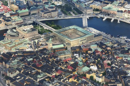 Suède, Stockholm, ile de Gamla Stan (vieille ville), le parlement (Riksdagshuet) à gauche et le Palais Royal à doite (vue aérienne)