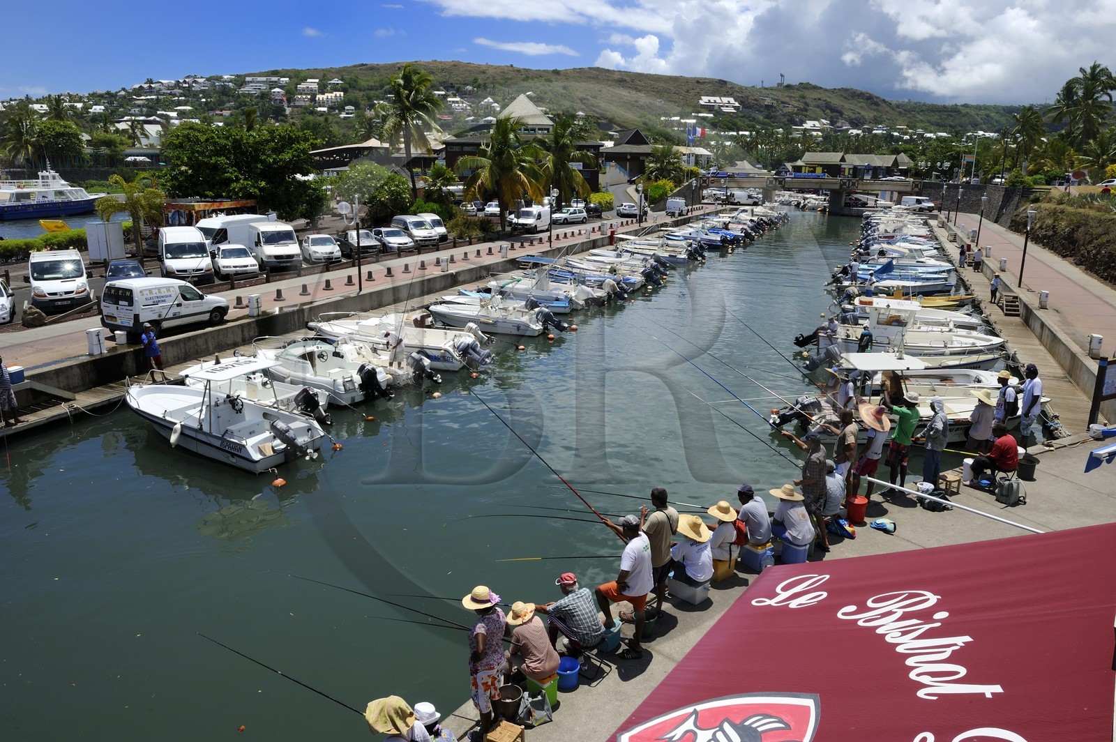 France, Ile de la Reunion, la Côte Ouest, Saint-Gilles-les-Bains, pêcheurs dans le port