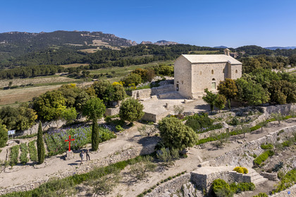 France, Vaucluse (84), Dentelles de Montmirail, Beaumes-de-Venise, randonneurs devant la chapelle Saint-Hilaire dont l'implantation date du VIe siècle sur le plateau des Courens et la montagne du Clapis en arrière plan (vue aérienne)