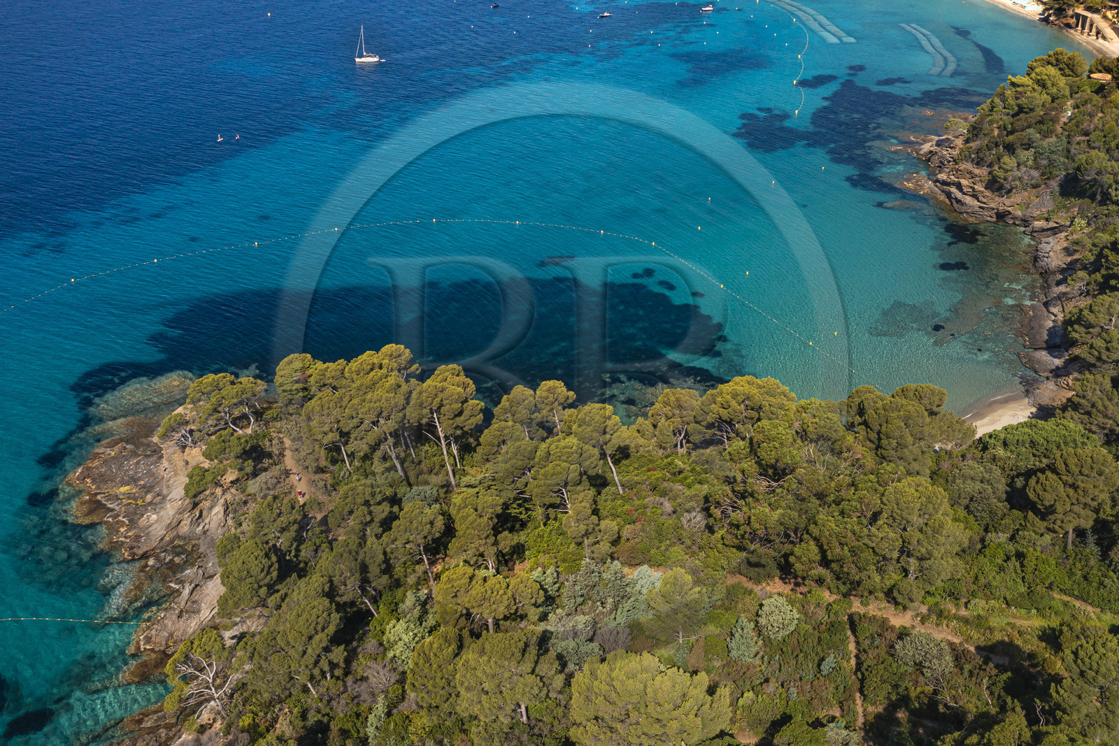 France, Var (83), Rayol-Canadel-sur-Mer, Domaine du Rayol, propriété du conservatoire du littoral mention obligatoire, le jardin des Méditerranées conçu par le paysagiste Gilles Clément, zone du sentier marin dans le Jardin Marin (vue aérienne)