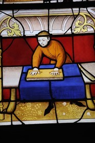 France, Côte d'Or (21), Semur-en-Auxois, l'église Notre-Dame, vitraux du 15è s. représentant des corps de métiers, les drapiers