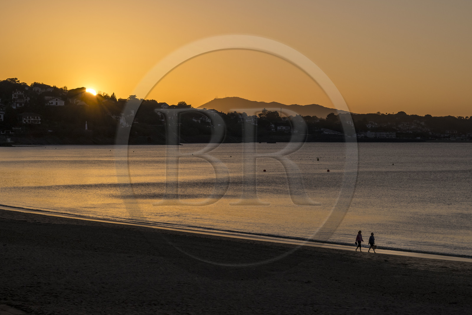France, Pyrénées-Atlantiques (64), Pays-Basque, Saint-Jean-de-Luz, promeneurs sur la Grande Plage et la côte de Ciboure dans la baie en arrière plan