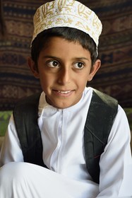 Sultanat d'Oman, gouvernorat de Ash Sharqiyah, désert des Wahiba Sands ou Sharqiya Sands, village bédouin de al-Wasil, famille bédouine al-Badri, Said qui rentre de l'école