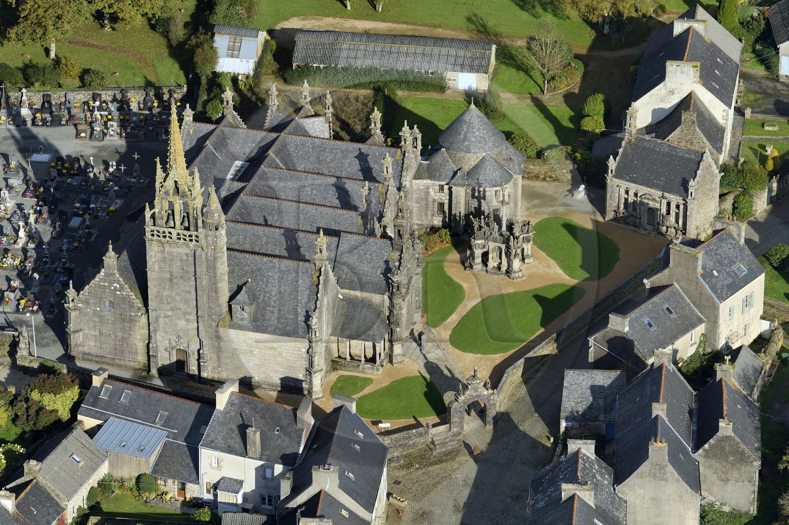 France, Finistère (29), Guimiliau, l'église et le calvaire dans l'enclos paroissial (vue aérienne)