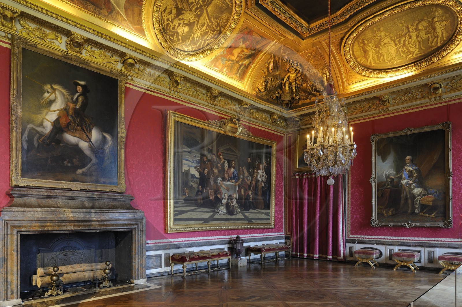 France, Yvelines (78), château de Versailles, classé Patrimoine Mondial de l'UNESCO, les Grands Appartements, salon de Mars avec peinture représentant Louis XV de Van Loo en arrière plan à droite