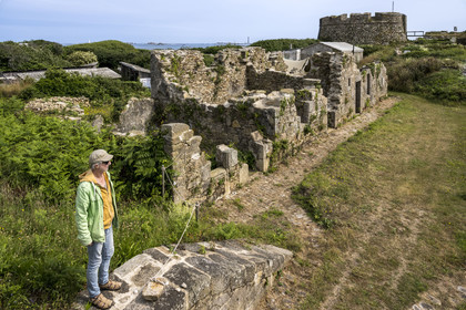 France, Finistère (29), Pays des Abers, estuaire de l'Aber Wrac'h, fort construit par Vauban début XVIIIème siècle sur l'Ile Cèzon, Paul Madec membre de l'association qui restaure le fort