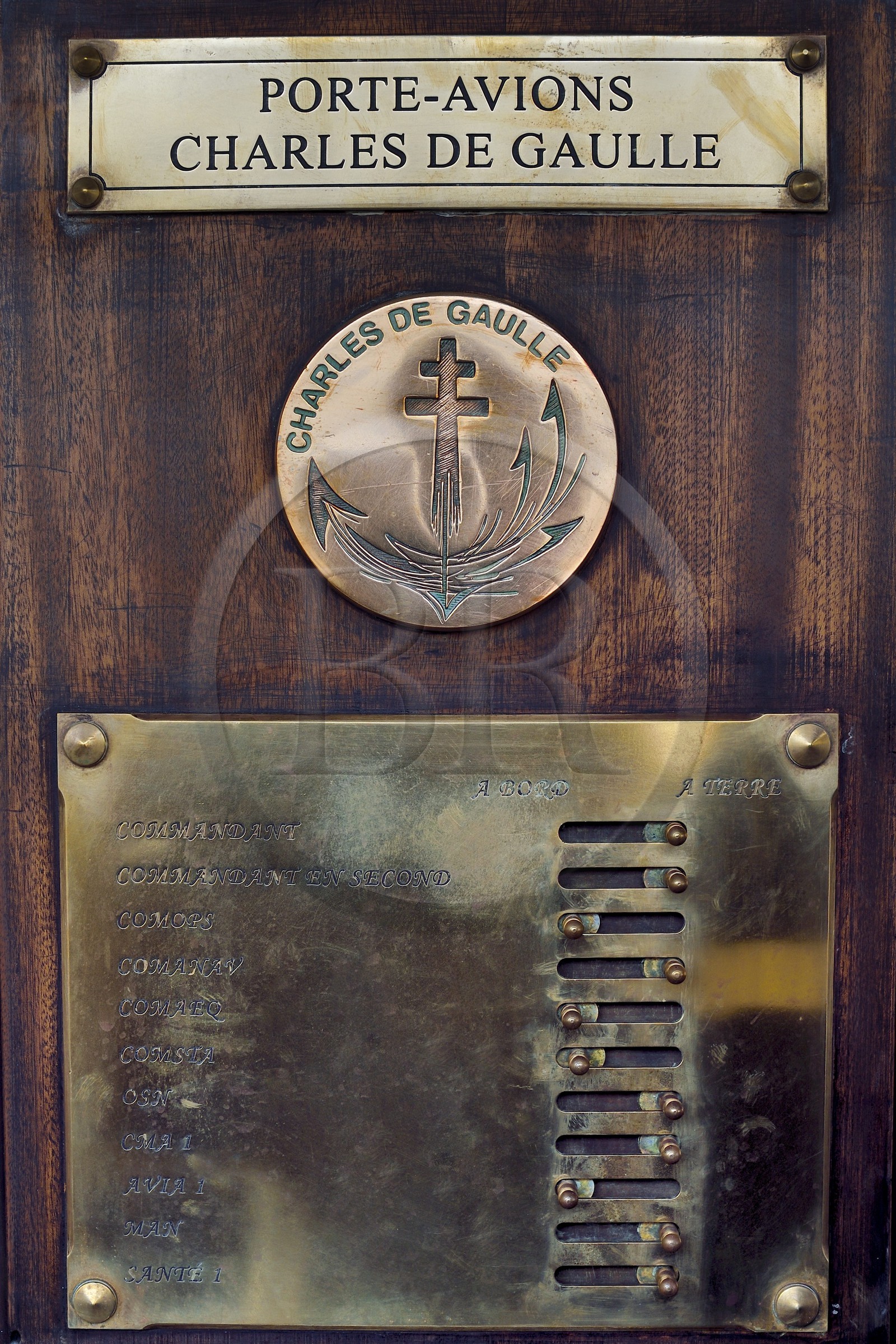 France, Var (83), Toulon, la base navale (Arsenal), le porte-avions à propulsion nucléaire Charles de Gaulle en rénovation de mi-vie, panneau de présence ou d'absence à bord des principaux officiers