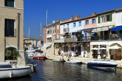 France, Var (83),  golfe de Saint-Tropez, la cité lacustre de Port-Grimaud, zone de commerces