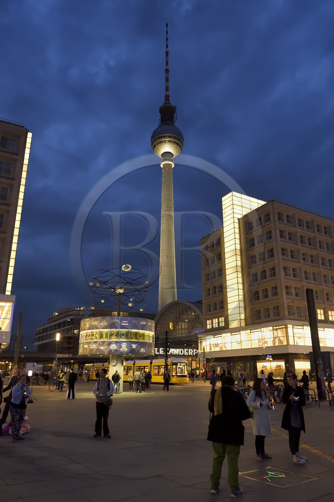 Allemagne, Berlin, quartier de Berlin-Mitte, Alexanderplatz, le Weltzeituhr (horloge universelle Urania) et la tour de la télévision