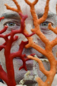 France, Corse-du-Sud (2A), Bonifacio, Ville Haute, Corail rouge de Méditerranée, le corailleur Jean-Philippe Giordano