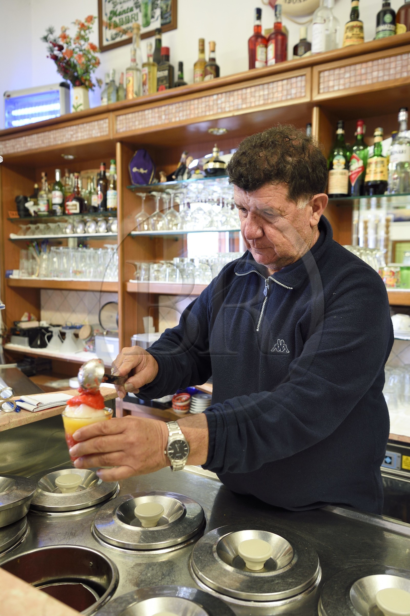 Italie, Sicile, iles Eoliennes, classées Patrimoine Mondial de l'UNESCO, Ile de Lipari, Canneto, Tano Bar, Gaetano prépare la meilleure granité de l'Ile