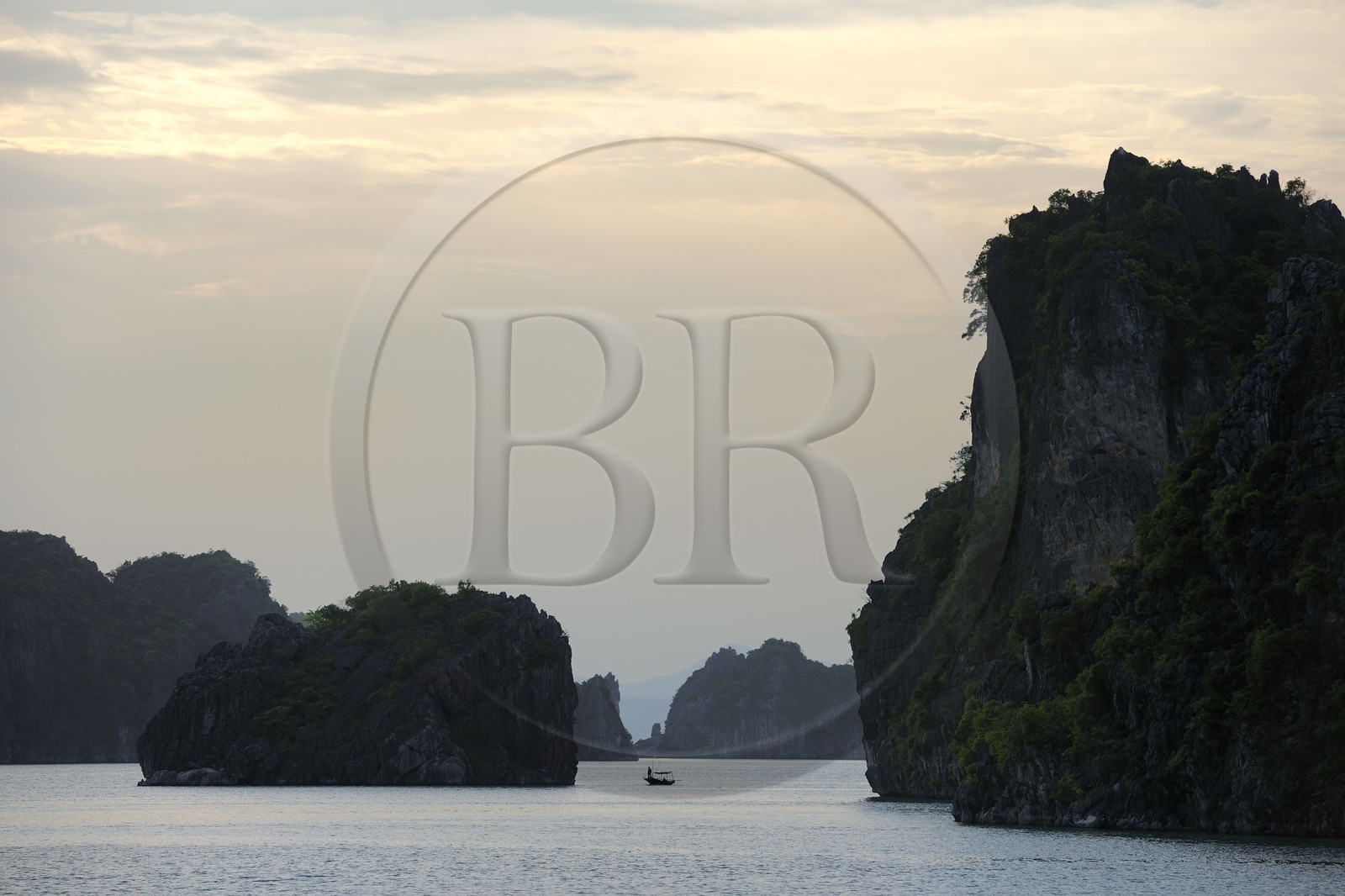 Vietnam, province de Quang Ninh, la Baie d'Halong classée Patrimoine Mondial de l'UNESCO, bateau de pêche entre les iles karstiques