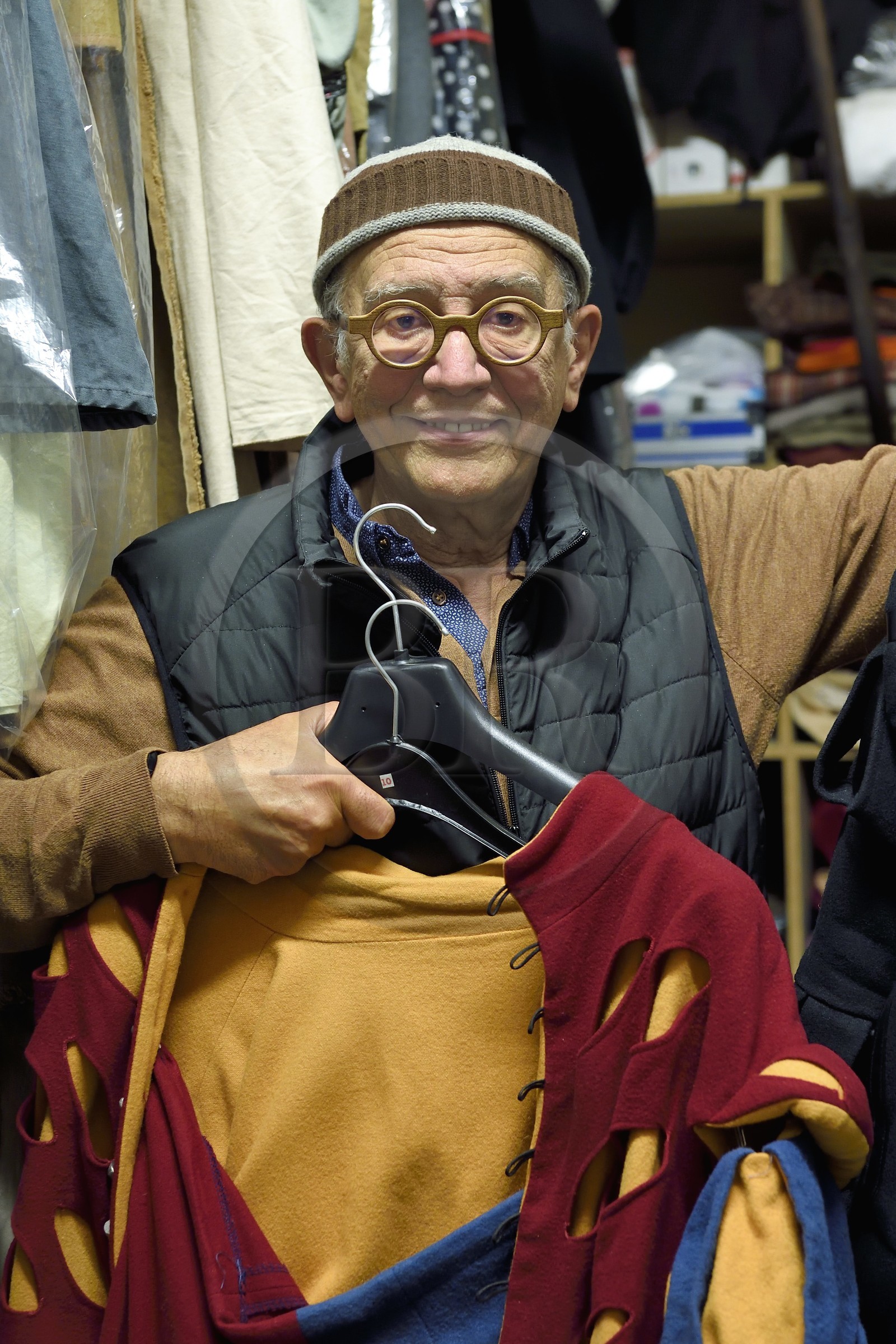 France, Haute-Loire (43), Le Puy-en-Velay, Théatre de l'Alauda, le metteur en scène et créateur de la fête du Roi de l’Oiseau Jean-Louis Roqueplan dans la salle des costumes