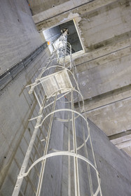 France, Aveyron (12), parc naturel régional des Grands Causses, Millau, le viaduc de Millau des architectes Michel Virlogeux et Norman Foster, intérieur de la pile de pont numéro 2