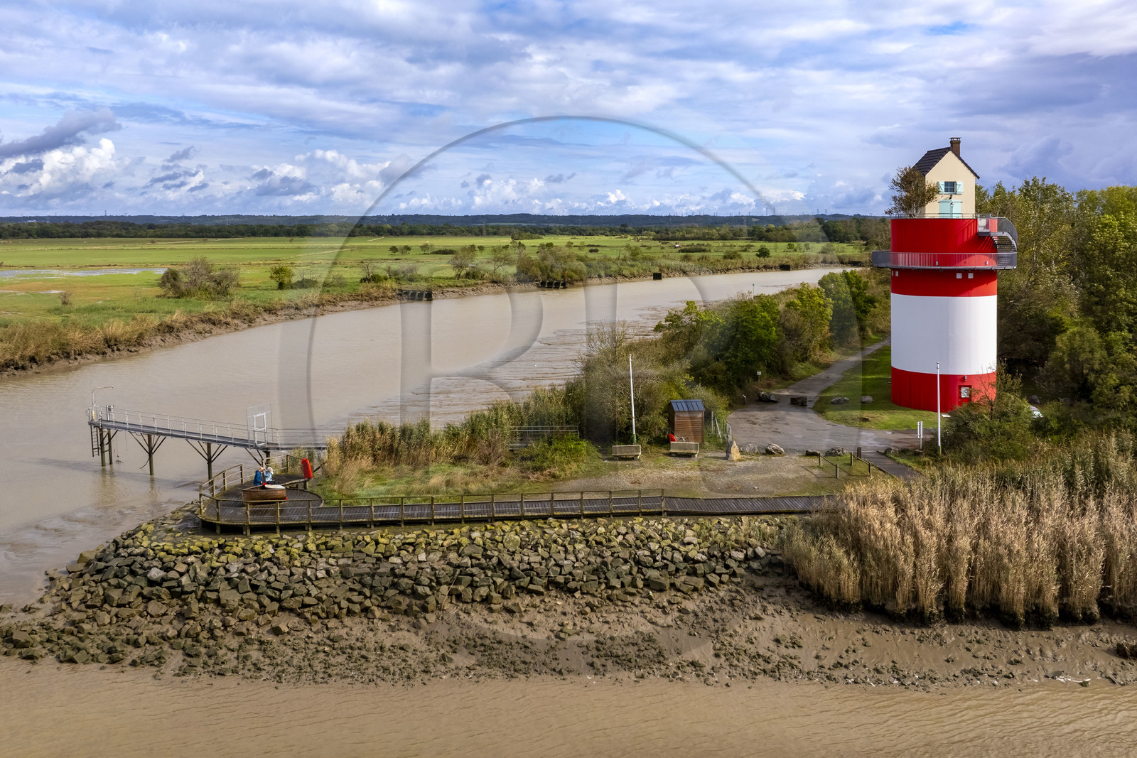 France, Loire-Atlantique (44), Cordemais, collection d'art contemporain à ciel ouvert Estuaire, la Villa Cheminée réalisé par l'artiste japonais Tatzu Nishi sur les rives de la Loire, oeuvre d'art mais aussi maison d'hôtes insolite (vue aérienne)