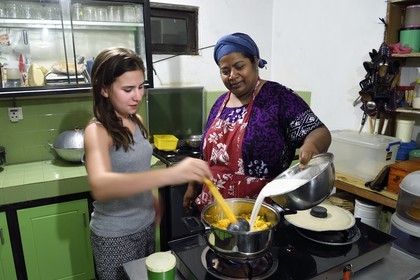 Sri Lanka, province du Centre-Nord, Polonnaruwa, Devi Tourist Home, préparation du curry dans la cuisine