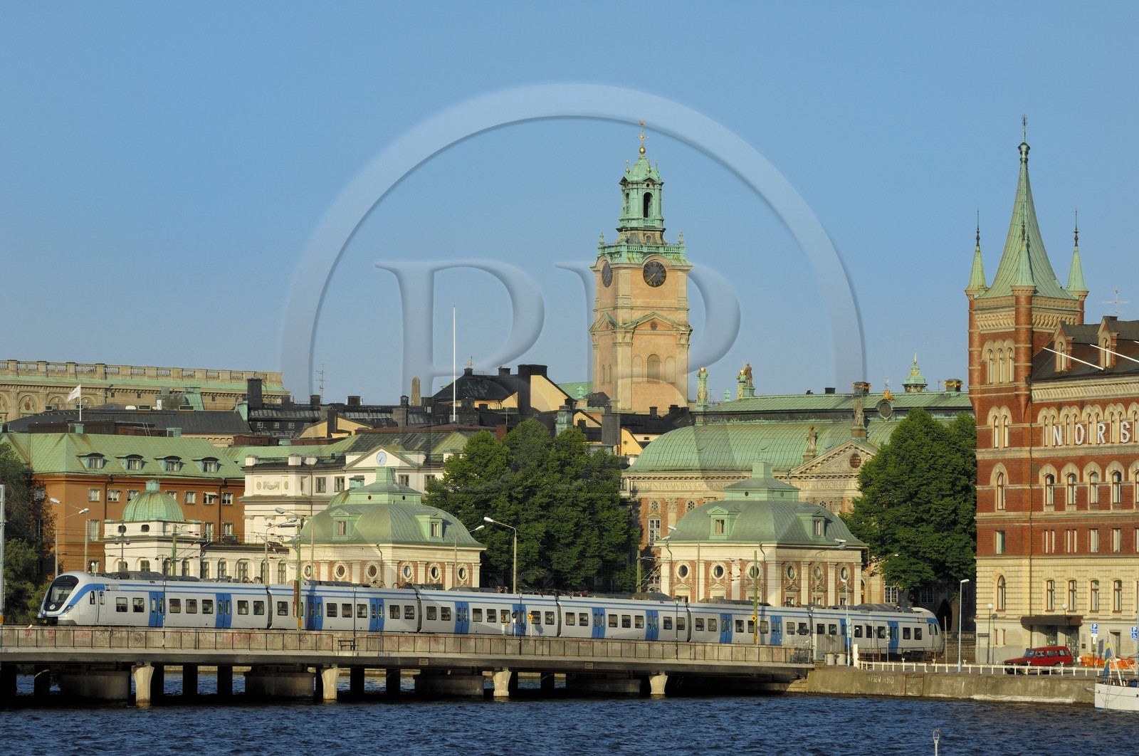 Suède, Stockholm, île de Gamla Stan (vieille ville), métro aérien devant la cathédrale