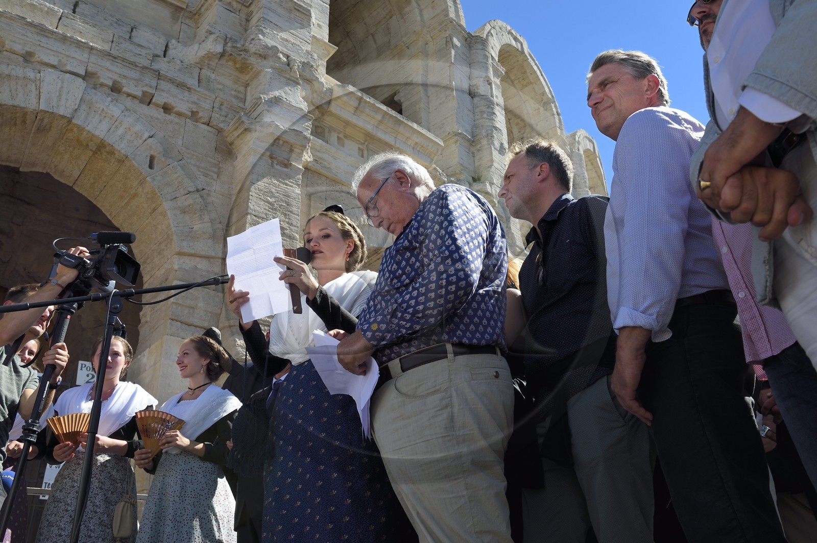 France, Bouches-du-Rhône (13), Arles, la course camarguaise  de la Cocarde d'Or aux Arènes, la Reine d'Arles ouvre la course