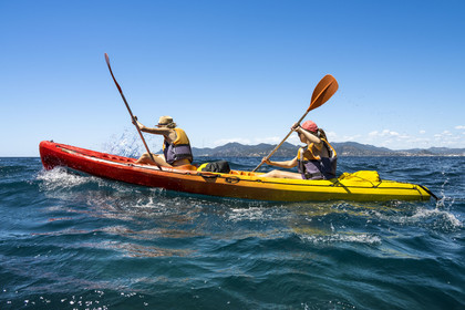 France, Alpes-Maritimes (06), Cannes, randonnée en kayak aux Iles de Lérins, passage entre le Cap de la Croisette et l'Ile Sainte-Marguerite, les montagnes de l'Esterel en arrière plan
