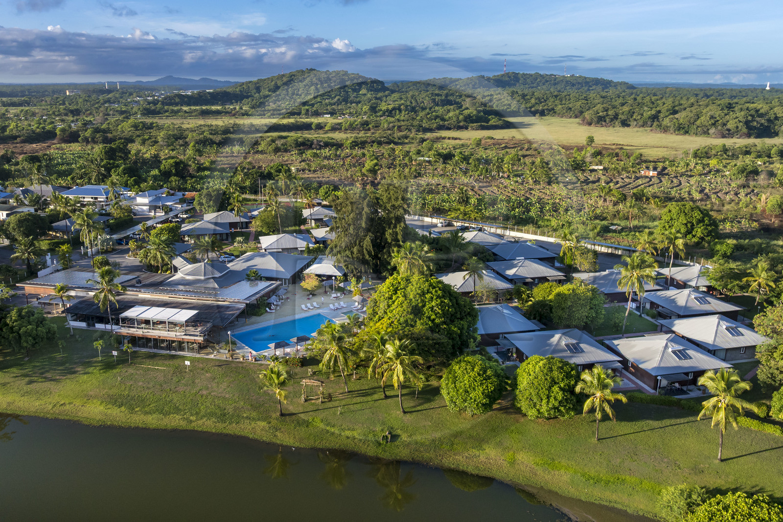 France, Guyane, Kourou, Hotel Mercure Kourou Ariatel et le lac bois-diable au premier plan