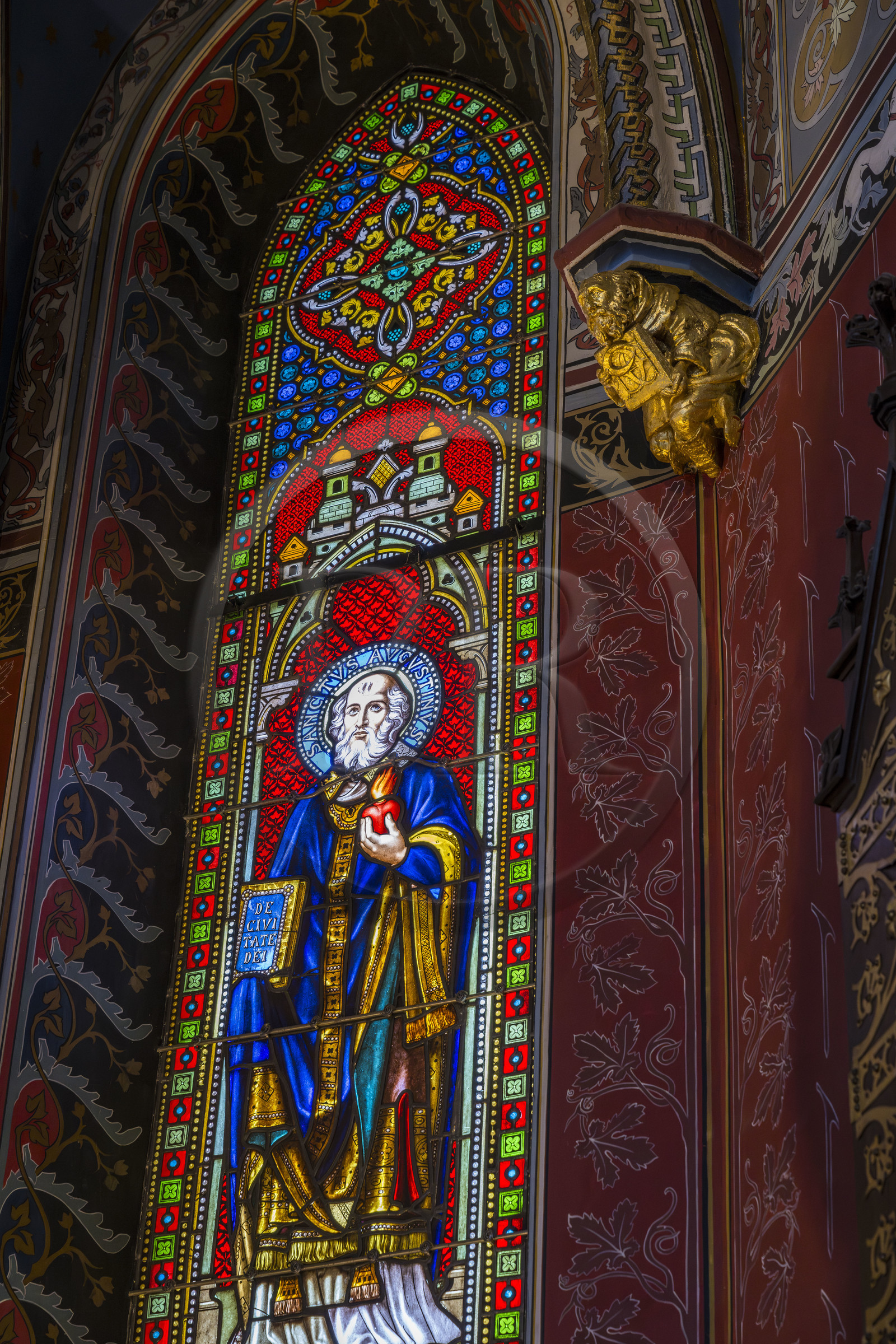 France, Pyrénées-Atlantiques (64), la côte du Pays-Basque, Hendaye, chateau d'Abbadia construit en 1870 par Eugène Viollet-le-Duc pour Antoine d'Abbadie d'Arrast, la chapelle, Viollet-le-Duc s'est représenté sur le cul-de-lampe tenant un livre