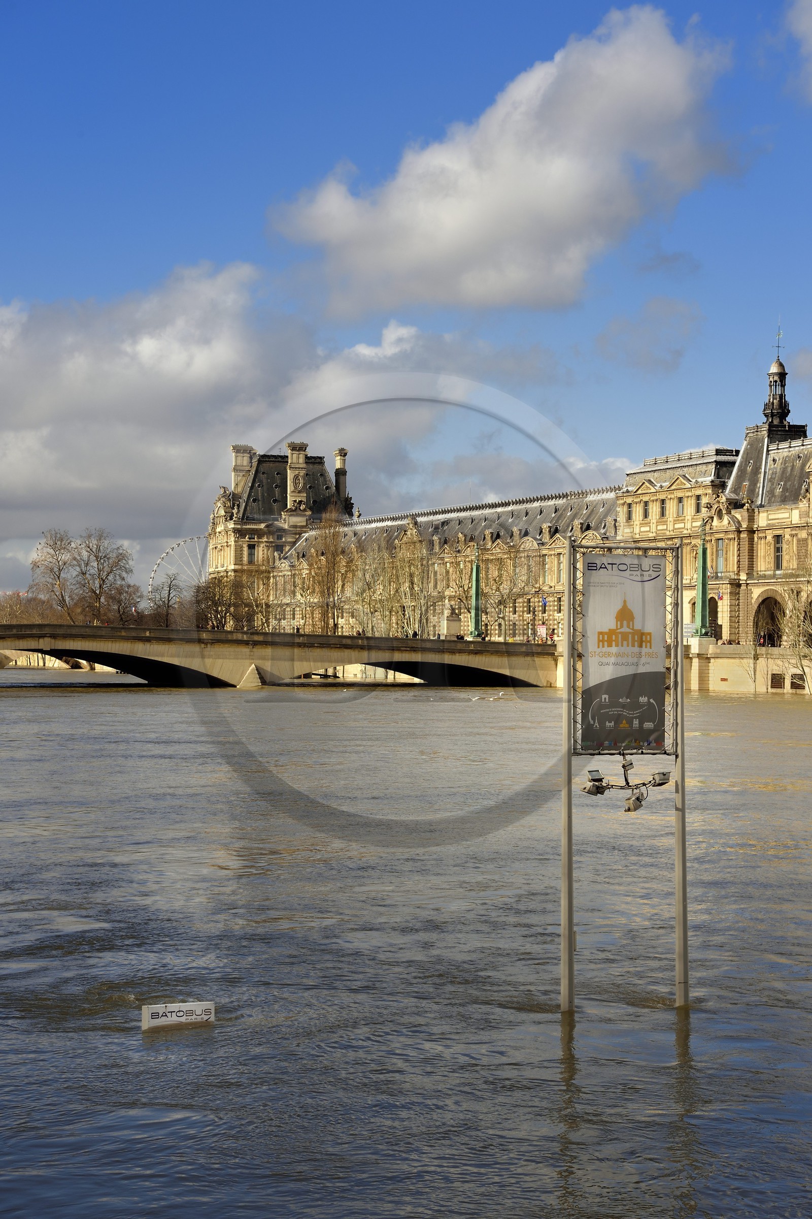 France, Paris (75), les rives de la Seine, classées Patrimoine Mondial de l'UNESCO, la crue de la Seine de janvier 2018, l'arrêt du Batobus du quai Malaquais, en arrière plan le pont du Carrousel et le Louvre