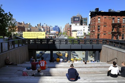 Etats-Unis, New York, Manhattan, Meatpacking district (Gansevoort Market), le High Line Park est une ancienne voie-ferrée aérienne partiellement réhabilitée en parc urbain suspendu, une fenêtre sur l'avenue offre une vue inhabituelle sur la 10th Avenue