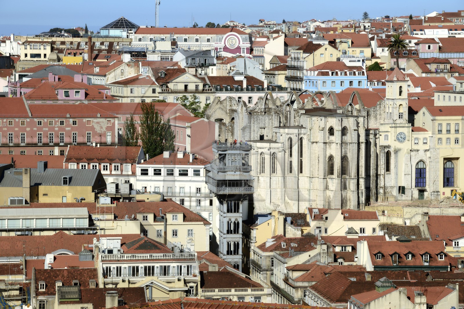 Portugal, Lisbonne, elevador (ascenseur) de Santa Justa et les ruines gothiques de l' église do Carmo, le quartier du Bairro Alto en arrière plan
