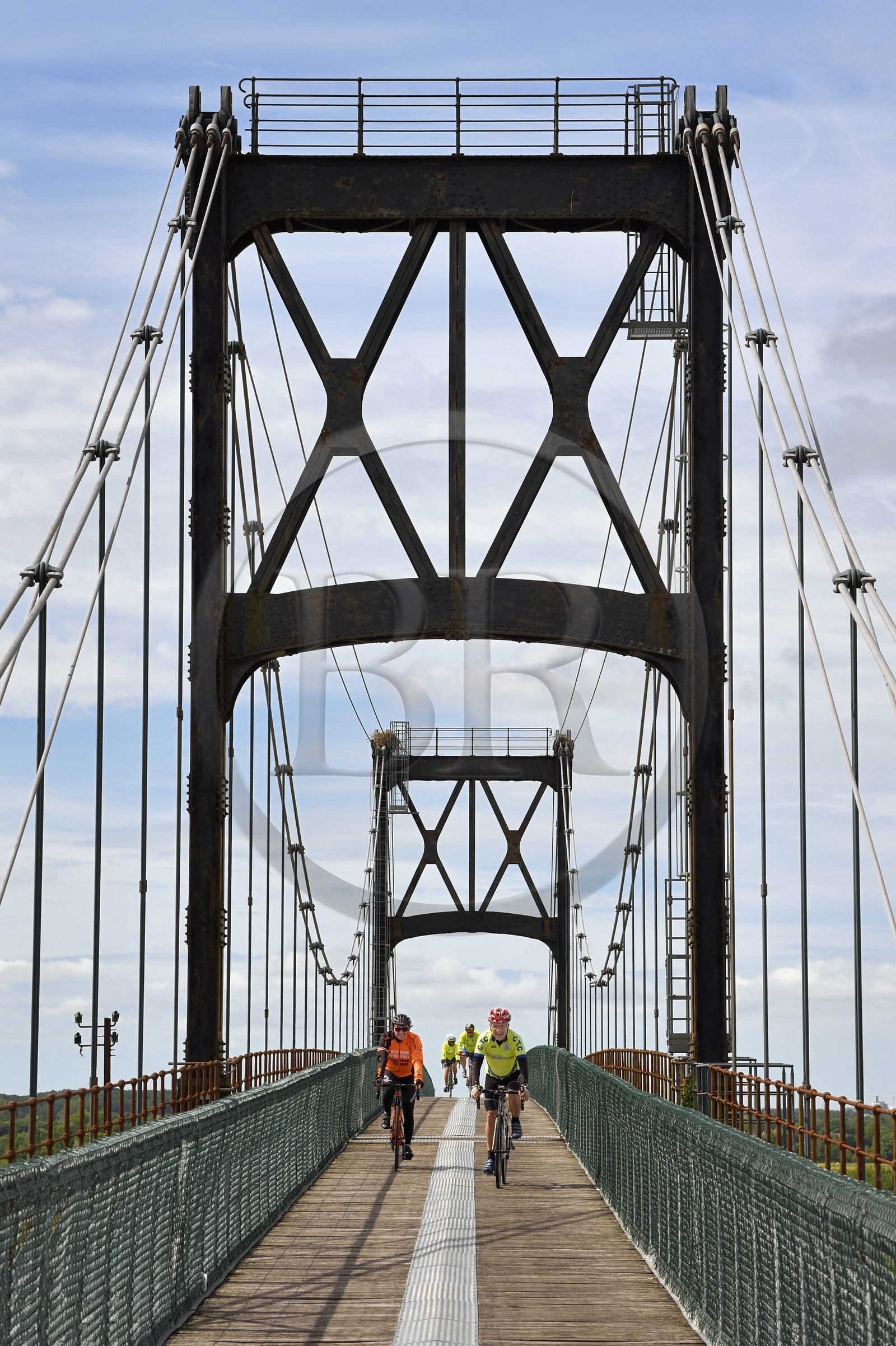 France, Charente-Maritime (17), Saintonge, Tonnay-Charente, cyclistes  traversant le pont suspendu construit en 1842