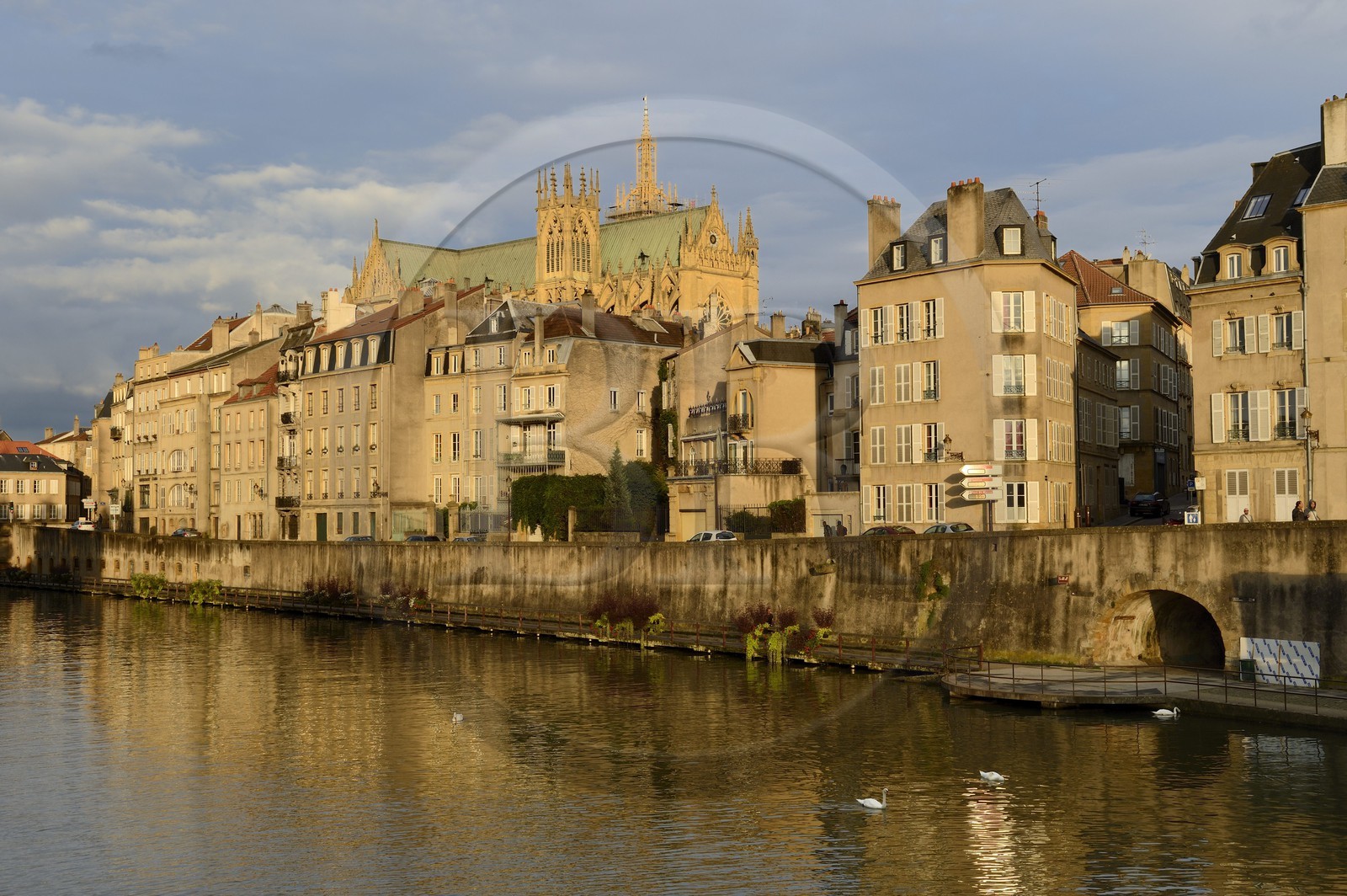 France, Moselle (57), Metz, les berges de la Moselle et la cathédrale Saint-Etienne en arrière plan