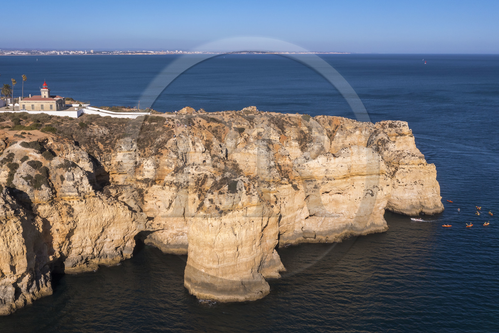 Portugal, Algarve, Lagos, phare à la pointe de Ponta da Piedade (vue aérienne)