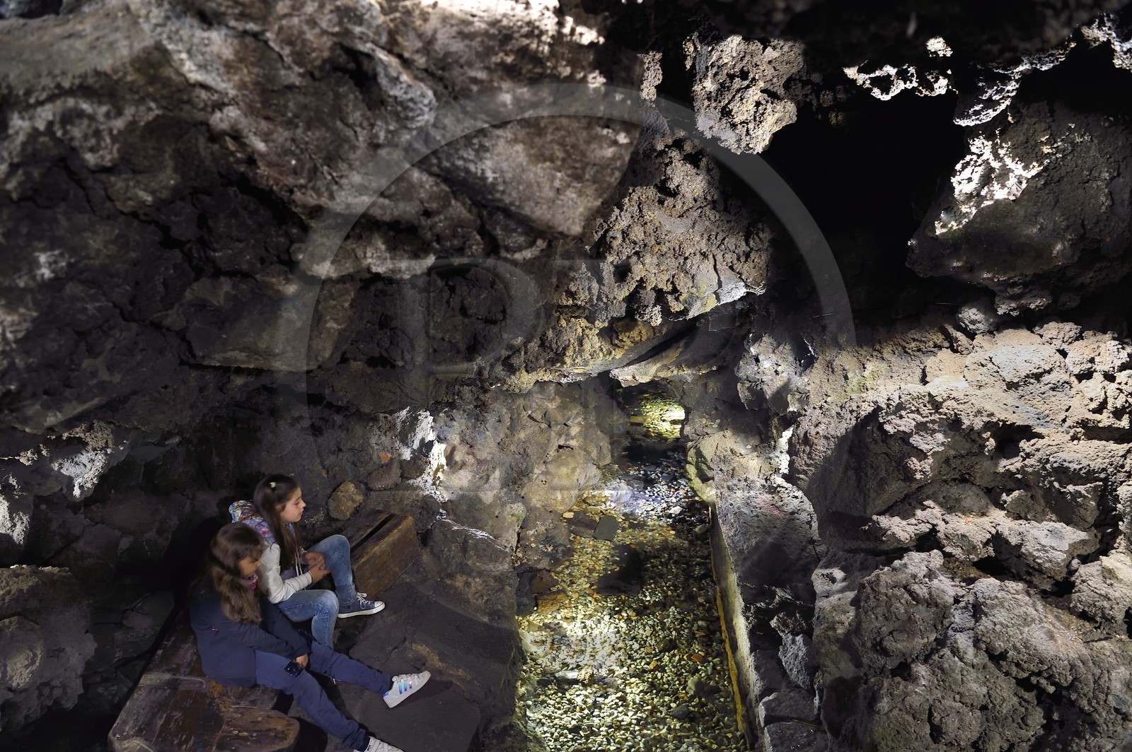 Italie, Sicile, Catane, ville baroque classée au Patrimoine Mondial de l'UNESCO, Restaurant A putia dell'Ostello, grotte créée par la coulée de lave de 1669