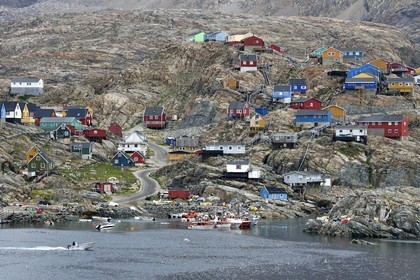 Groenland, cote ouest, baie de Baffin, la ville de Uummannaq accrochée à la roche