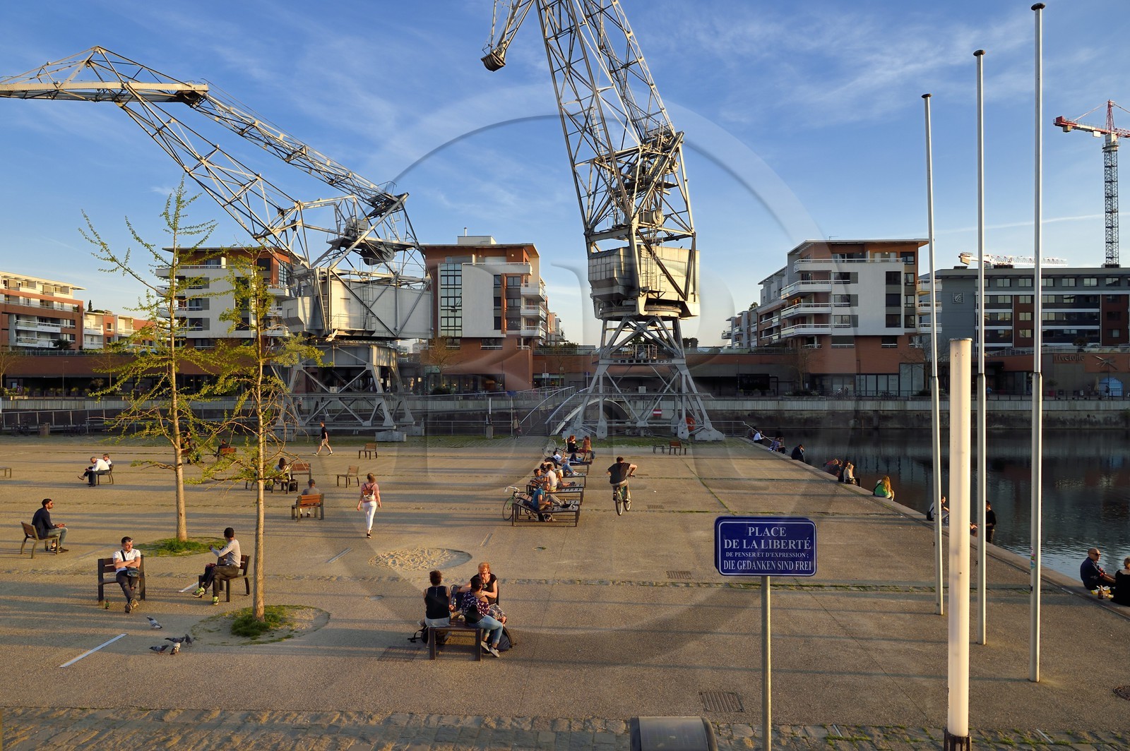 France, Bas-Rhin (67), aménagement du port du Rhin et reconversion du môle du Bassin d’Austerlitz, place de la Liberté, le Centre commercial Rivetoile