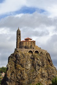 France, Haute-Loire (43), Aiguilhe, commune limitrophe du Puy-en-Velay, étape classée Patrimoine Mondial de l'UNESCO dans le cadre des chemins de Compostelle, la Chapelle Saint-Michel d'Aiguilhe perchée sur un piton volcanique